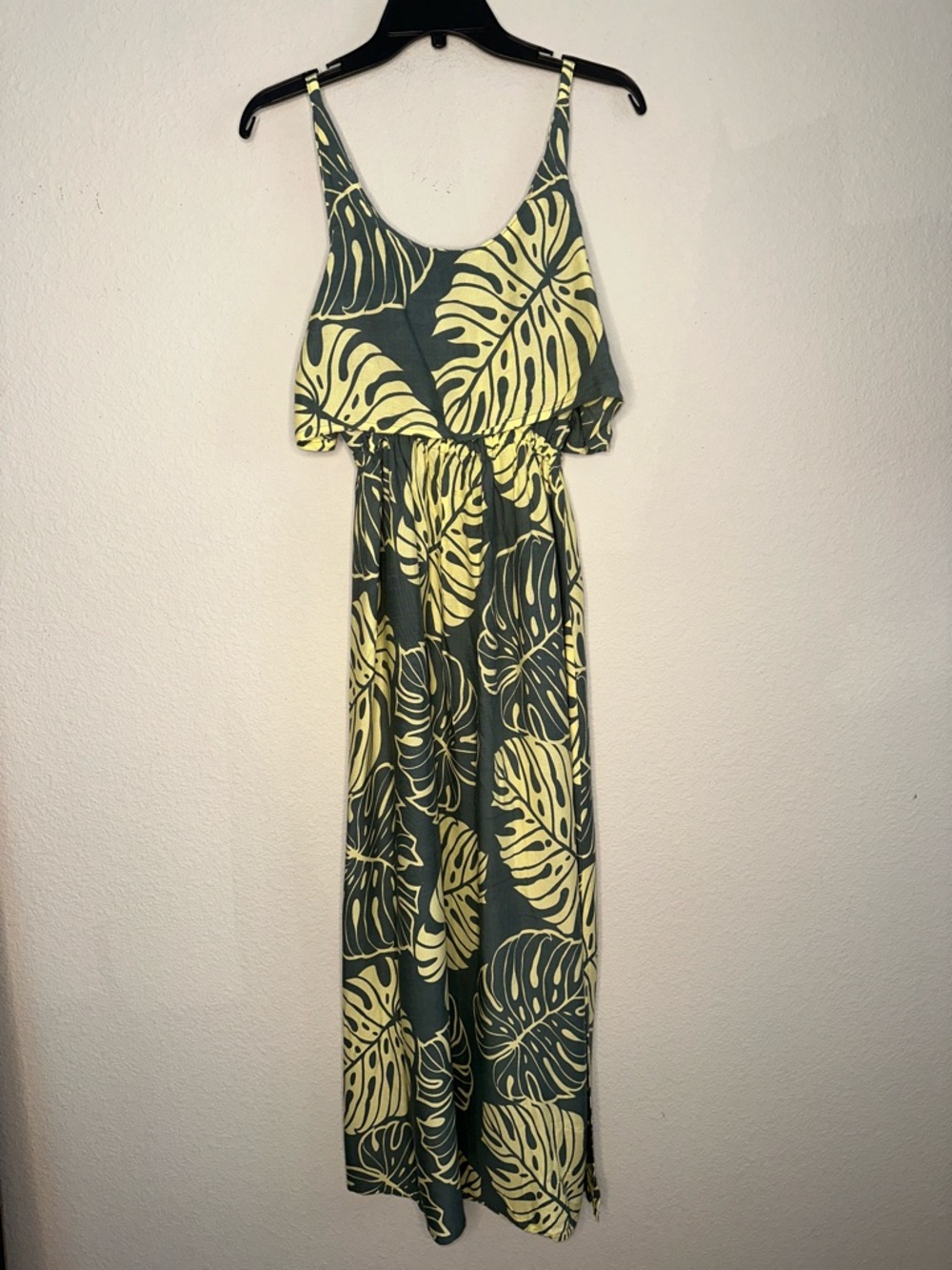 Sleeveless Green Maxi Dress with Yellow Tropical Leaf‎ Print